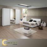 Arabic: غرفة نوم ماستر مودرن كاملة تشمل سرير ودولاب وتسريحة بتصميم فاخر. English: Complete Modern Master Bedroom Set including Bed, Wardrobe, and Dresser with luxury design.